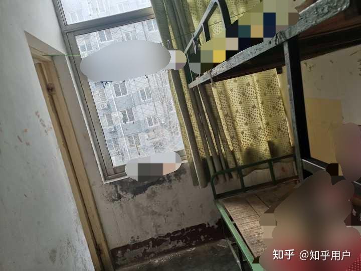 滕州二中新校宿舍怎么样啊.  是上床下桌还是上下铺.有没有桌子啊.