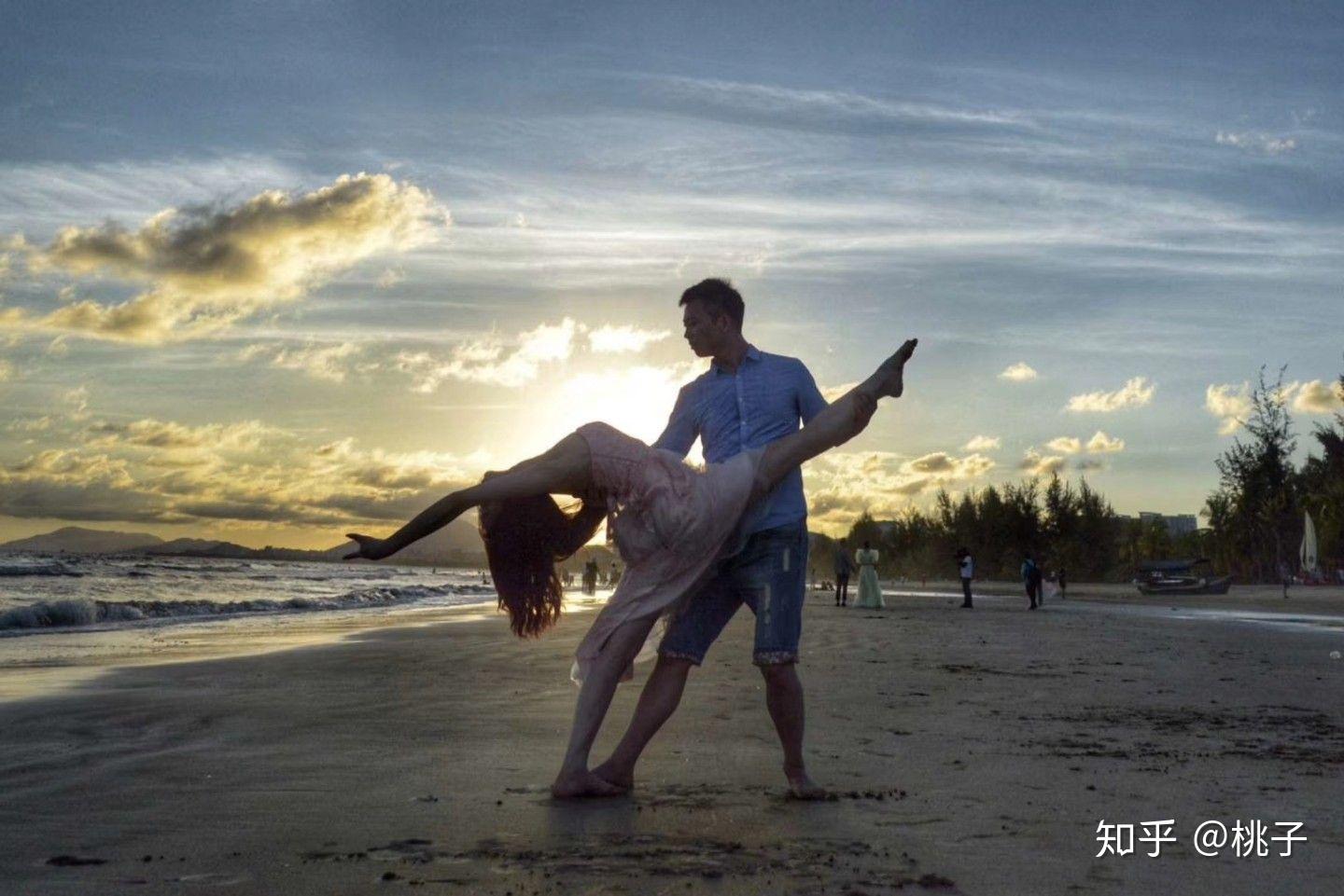 对双人舞当中的搬腿动作有什么看法