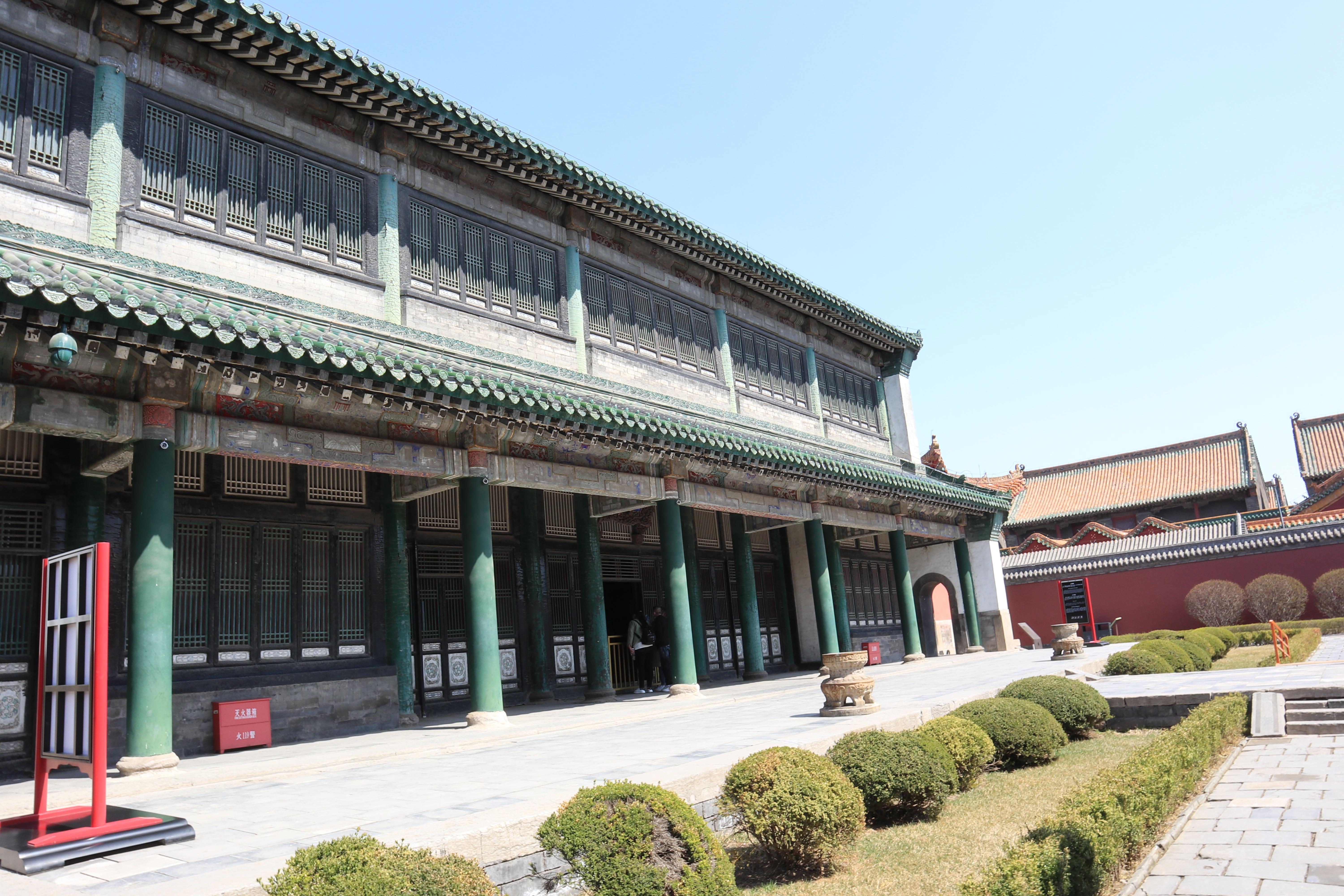 文溯阁,建于乾隆四十六年(1781年),面阔六间,硬山顶,绿剪边黑琉璃瓦