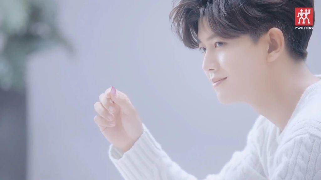 任嘉伦壁纸我不是路人我是一路陪你走到底的人