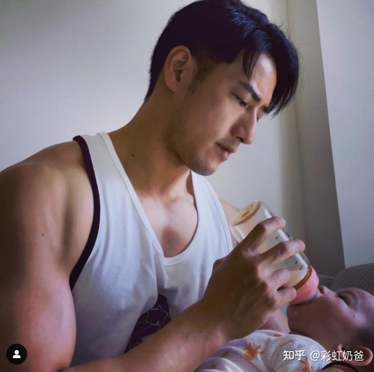 据上海彩虹奶爸了解到,2021年10月中旬,周孝安与女星陈天仁诞下一女