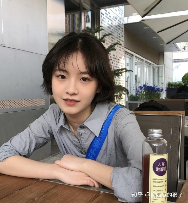 为什么李庚希的长相在男生中人气那么高?