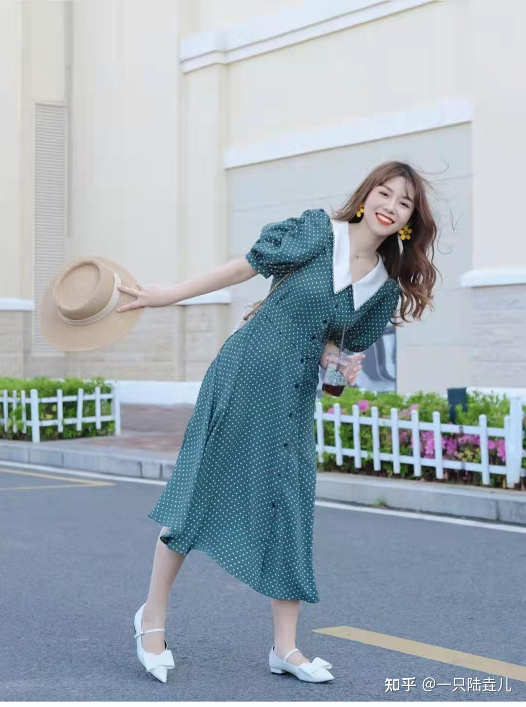 这条法式的波点连衣裙非常适合约会和相亲穿,衣服的这个颜色真的很显