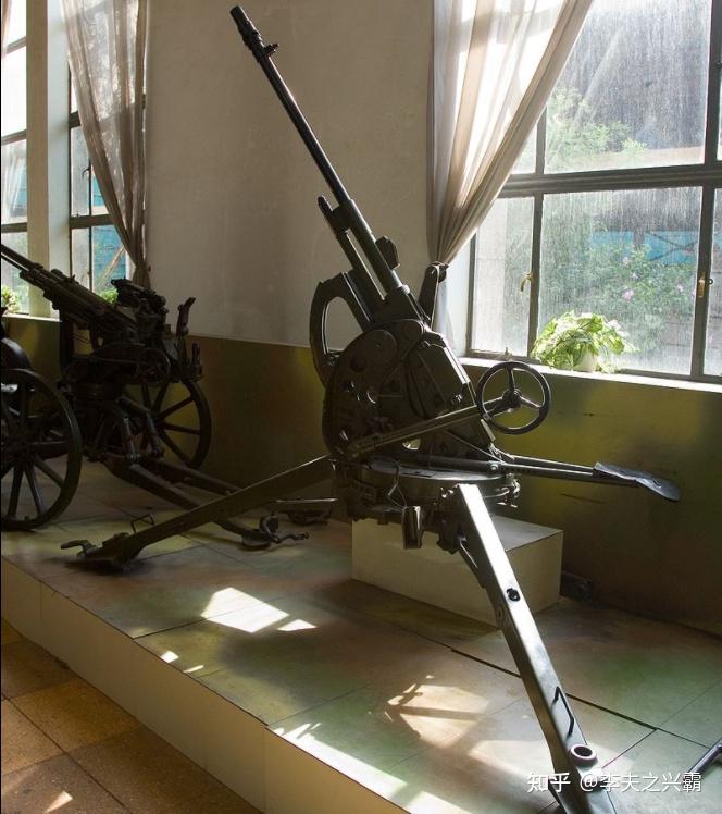 主武器:一挺20毫米布雷达35型机关炮.