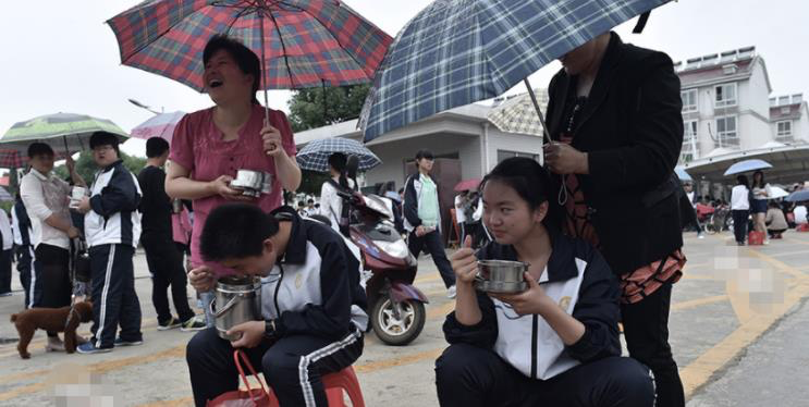 每天中午给孩子送饭丢人吗？