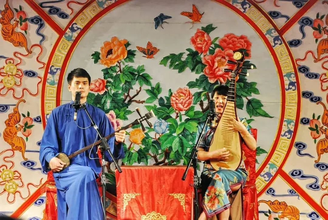 山塘街,藏着苏州独有的"评弹",说书或南词,是一门古老优美的说唱艺术