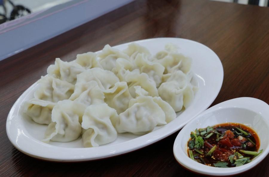 的第一印象是本人非常随和好说话,她很热情地端了一大盘水饺给我品尝