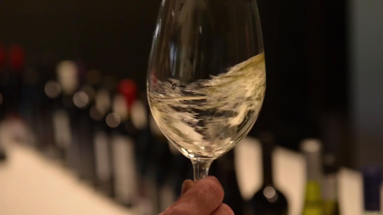 红酒晃杯动作,让你的优雅范儿爆棚!|喝酒礼仪