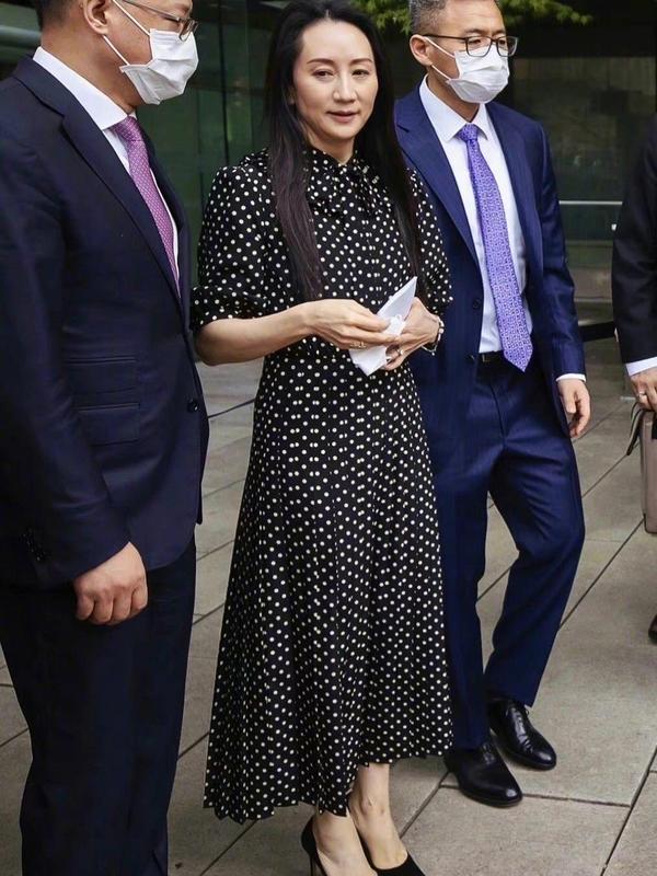 看51岁的孟晚舟才发现:裙子不配丝袜更高级、裤子搭高跟鞋更洋气 - 知乎