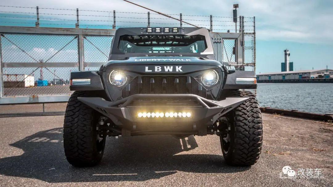 硬核到连车窗都省了libertywalk打造末日风jeep牧马人