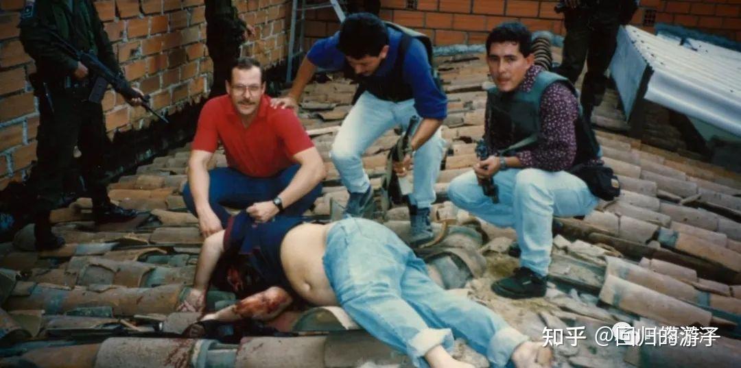 巴勃罗一共中了三枪,大腿,臀部,耳后.在埃