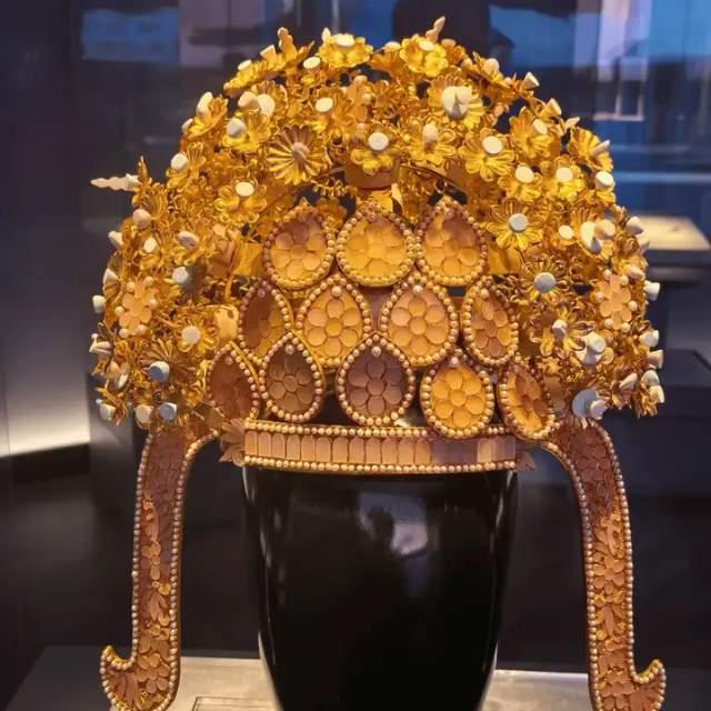 古代妃子戴这么重的凤冠，不会得颈椎病吗？她是怎么熬过大典的？