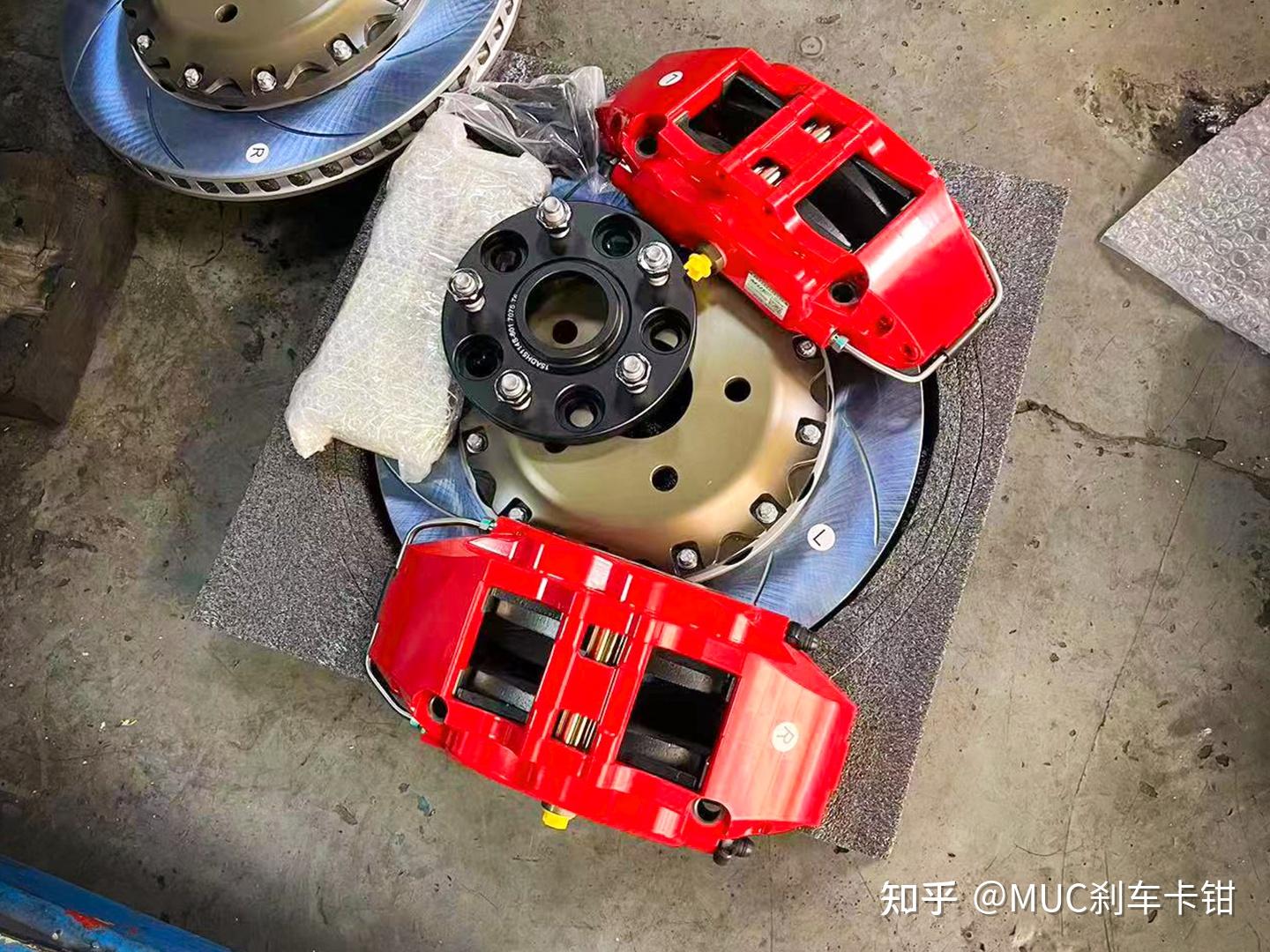 前轮安装muc-c6小六活塞卡钳,搭配330 x 28mm刹车盘2012款丰田汉兰达