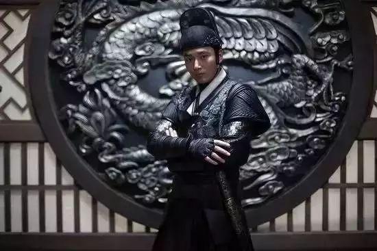 史世用把自己化妆成商人,和另外两位同伴张一学,郑士元乘坐海商许豫之