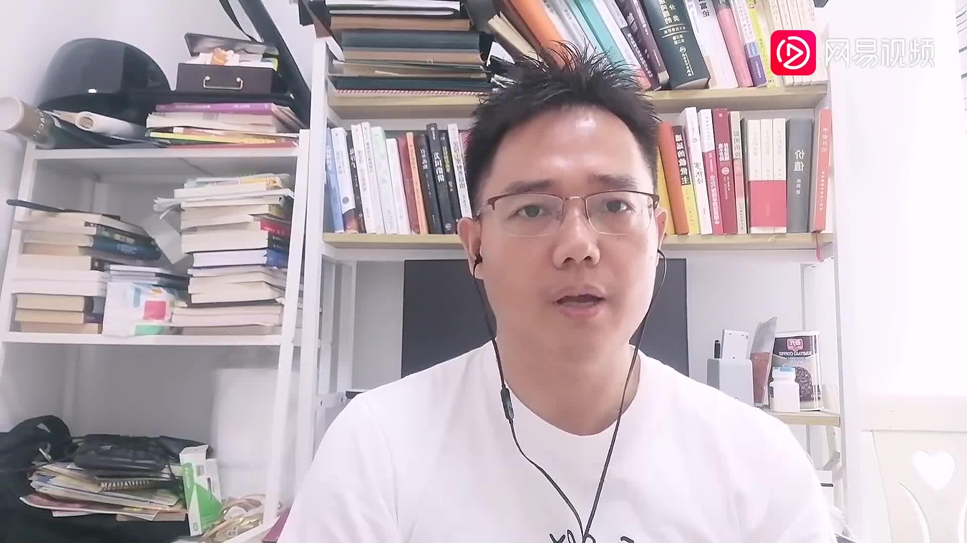 杨挚君的股票得以全流通的事实曾令大家大跌眼镜,这