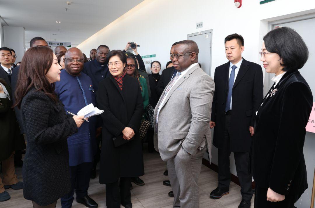 中国地质大学武汉授予塞拉利昂总统比奥名誉博士学位