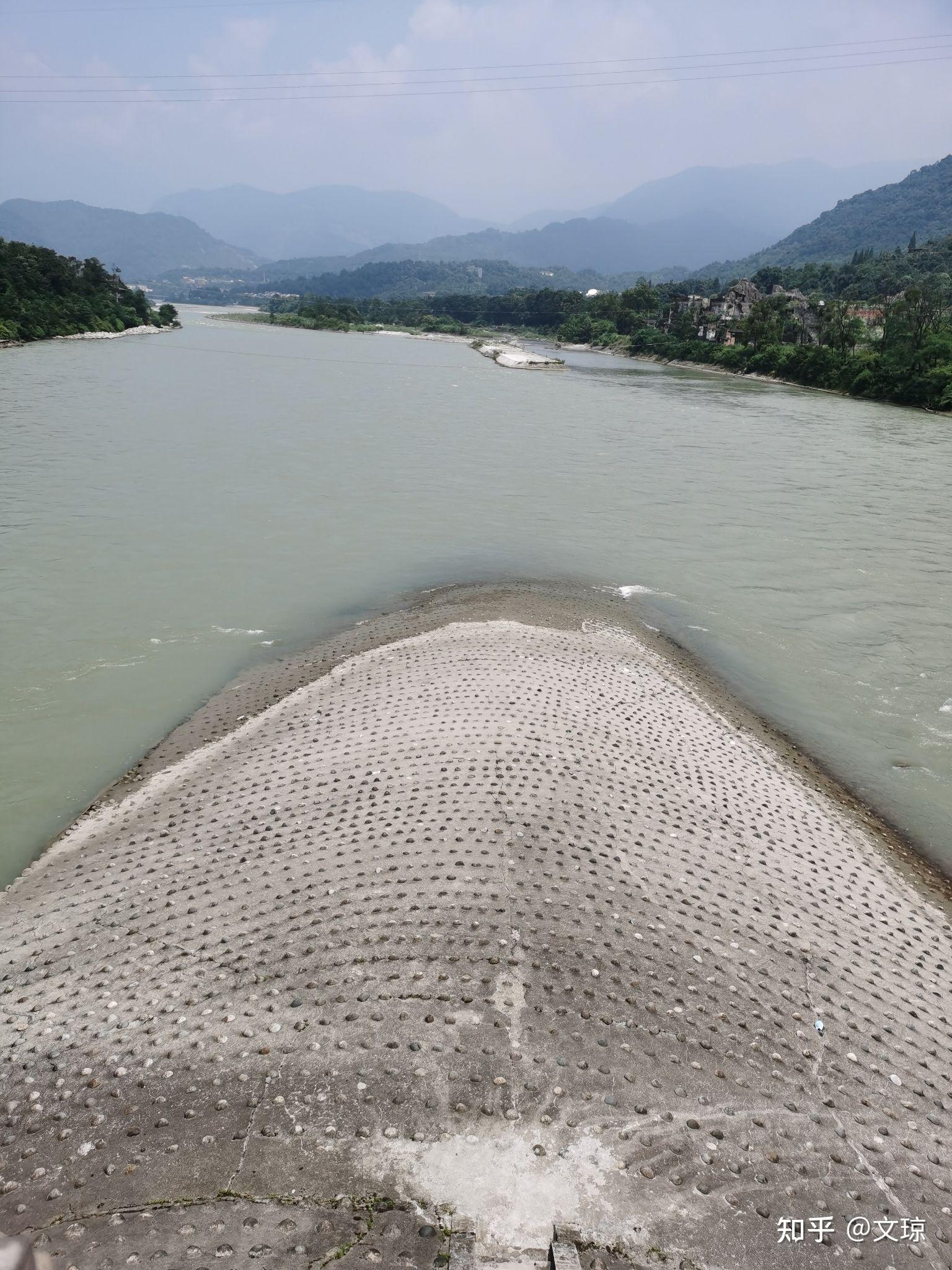 鱼嘴飞沙堰宝瓶口都江堰水利工程主要由鱼嘴分水堤,飞沙堰溢洪道,宝瓶