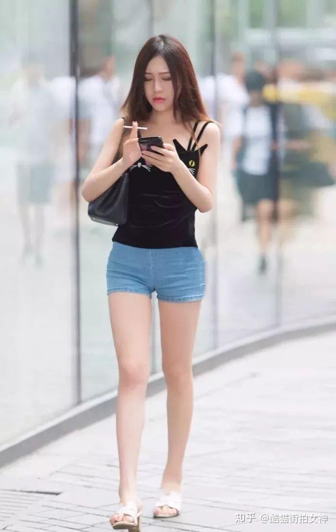 街拍女神黑色猫咪吊带牛仔热裤的时尚女生