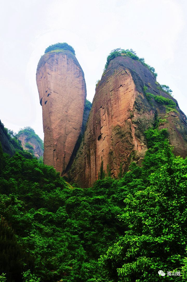 "辣椒峰"因其山体酷似一个倒立的辣椒而得名,辣椒峰位于被誉为"丹霞之