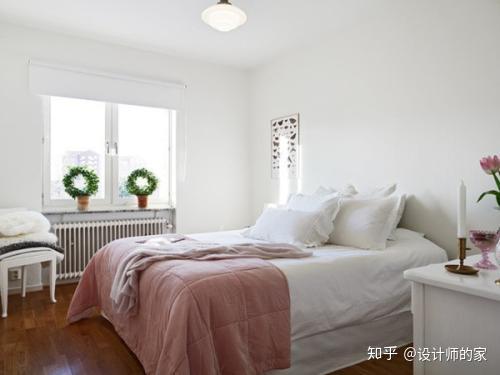 卧室两个窗户床怎么摆放