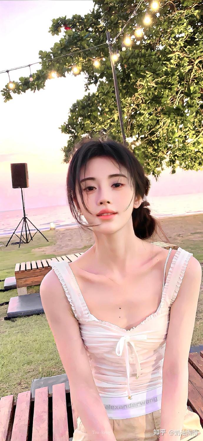 夏天穿搭中无袖背心选择多不胜数,鞠婧祎最近晒出吊带背心照,细肩带