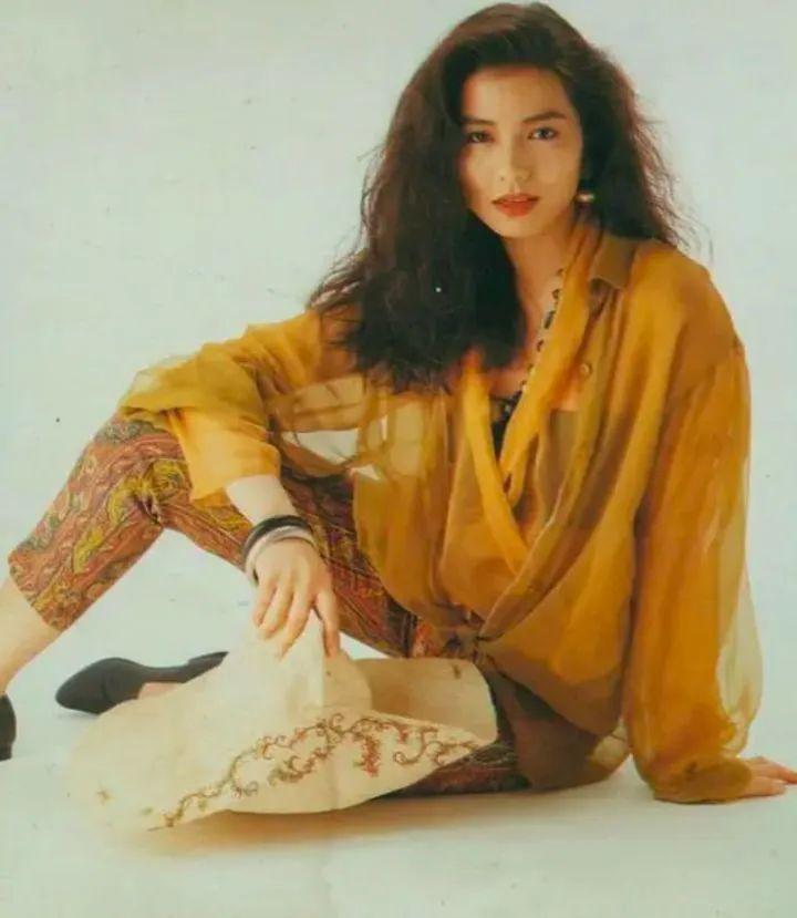 可以说,那段时期的香港演艺圈,处处都有钟楚红的影子.