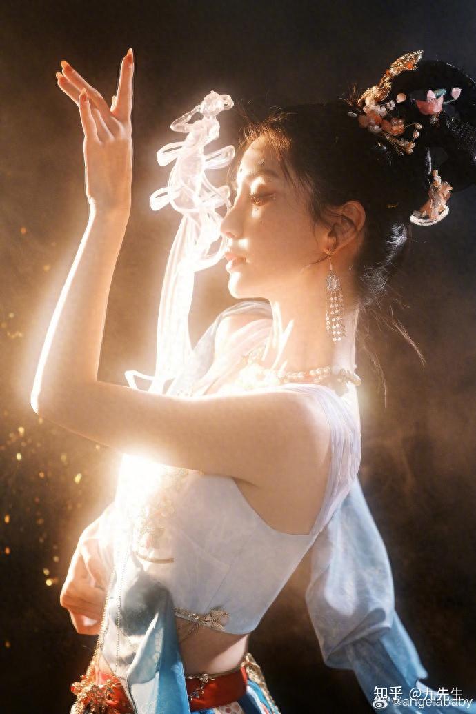angelababy晒敦煌神女造型写真,光影间翩翩起舞似画中人 - 知乎