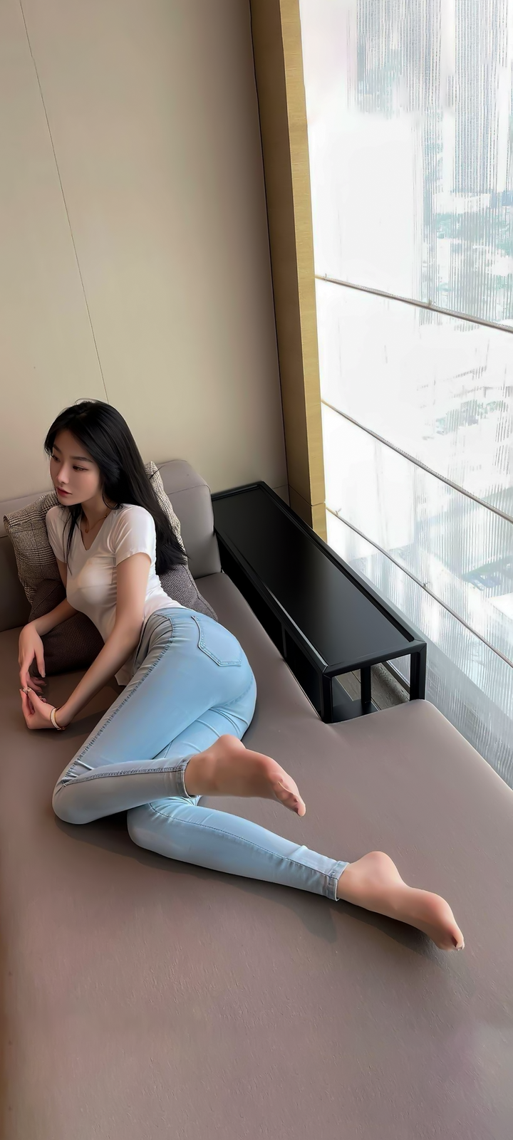 美女写真紧身牛仔裤里搭白丝袜身姿曼妙女人韵味十足