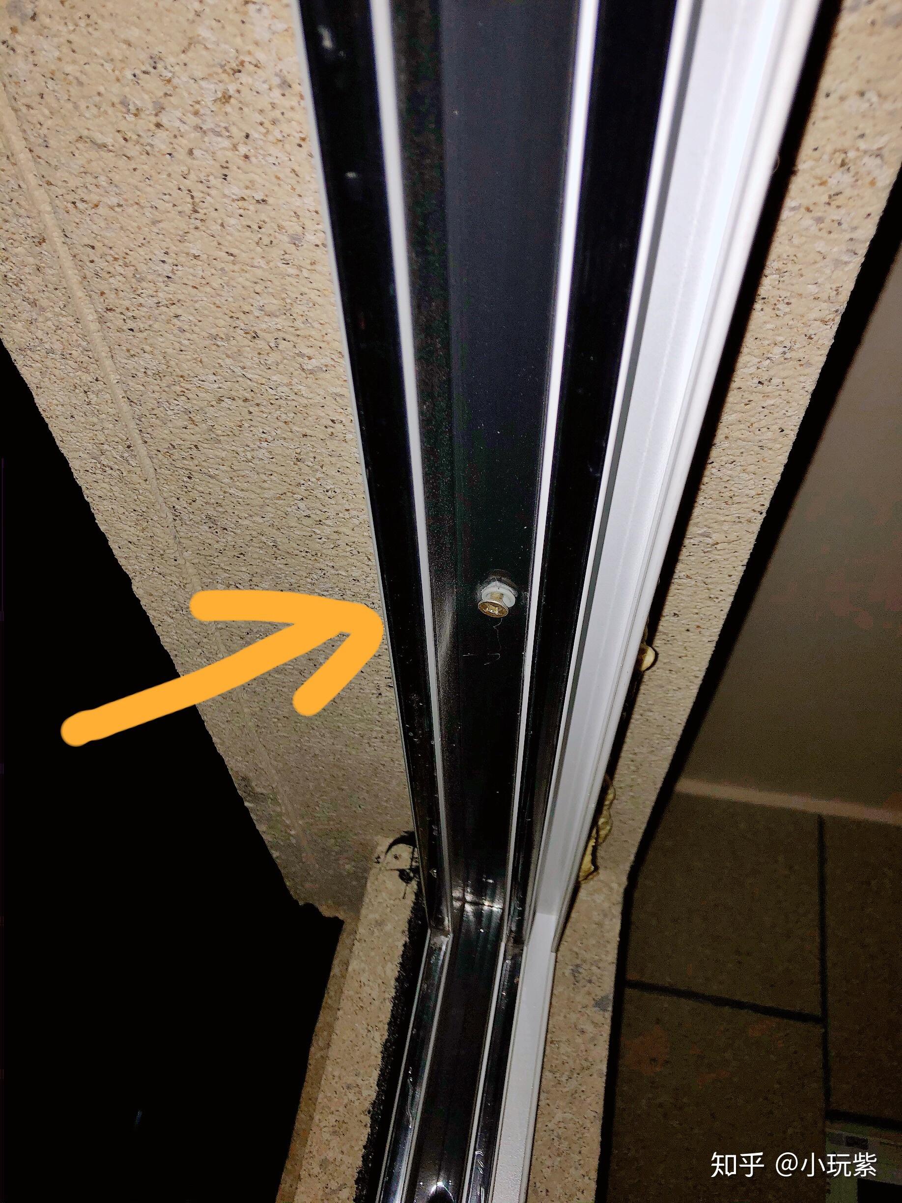 封阳台窗框装的时候没在现场后来发现安装师傅膨胀螺丝打在隔热条上了