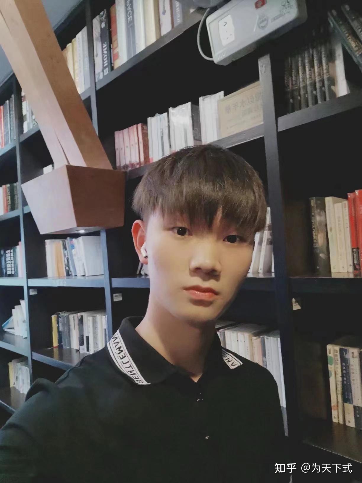 现在出社会回想是很美好,大一竞选了班长,谈了个网恋(后面分开了),她