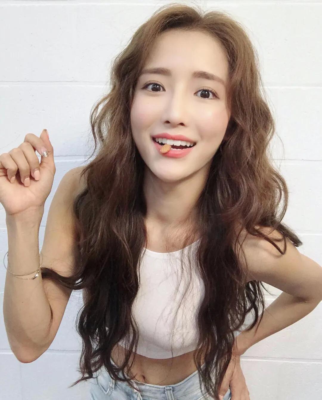 样貌甜美的她,的极品韩国女神~姜贤京ins网上拥有100万粉丝给大家说说