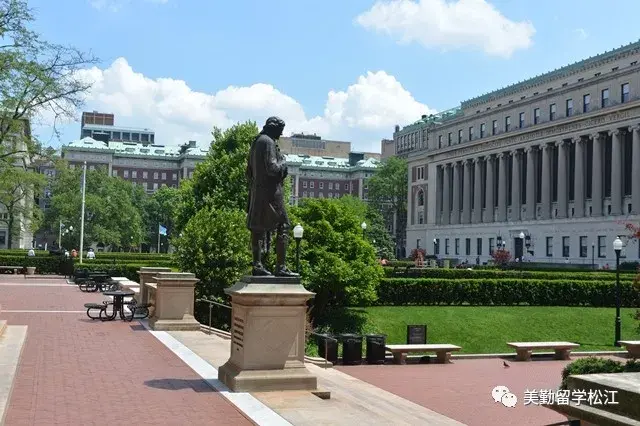 另外,學校還與美洲猶太教神學院,巴黎政治學院和朱利亞學院擁有本科