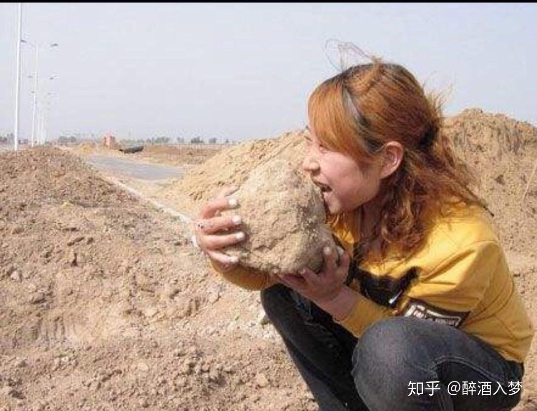 女子30年来吃1吨土为什么有人会有吃土的癖好