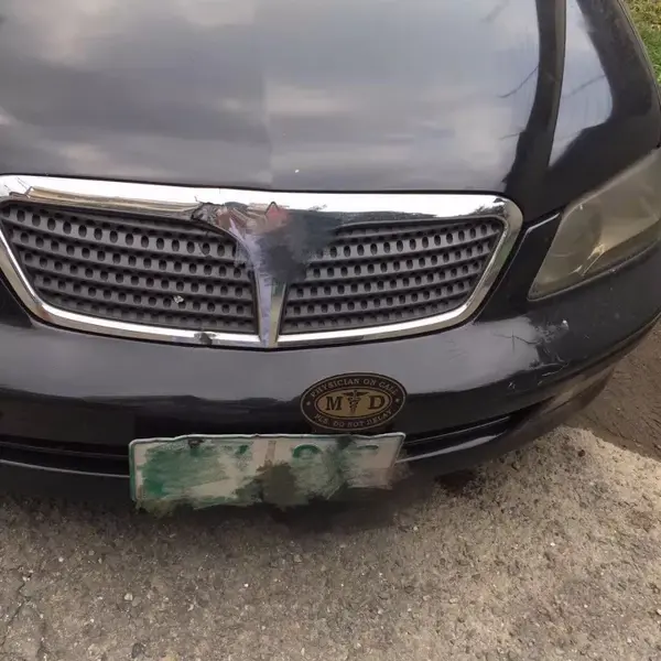 怎么看出来是医生的车,因为医生很自豪的在汽车上贴上md的车贴