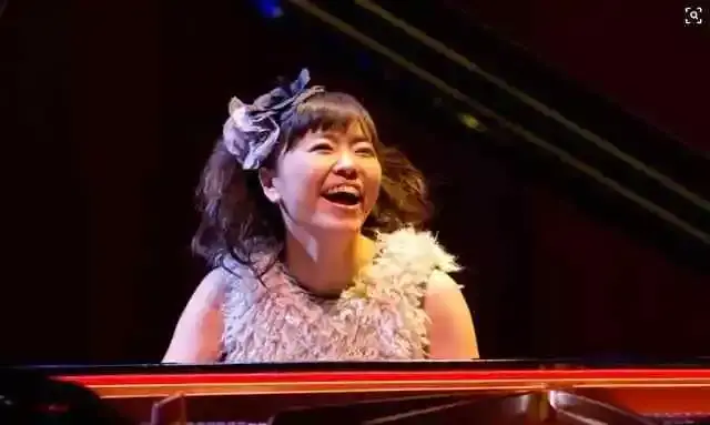 开幕式上被网友疯狂吐槽吓人的女钢琴家,到底什么来路?