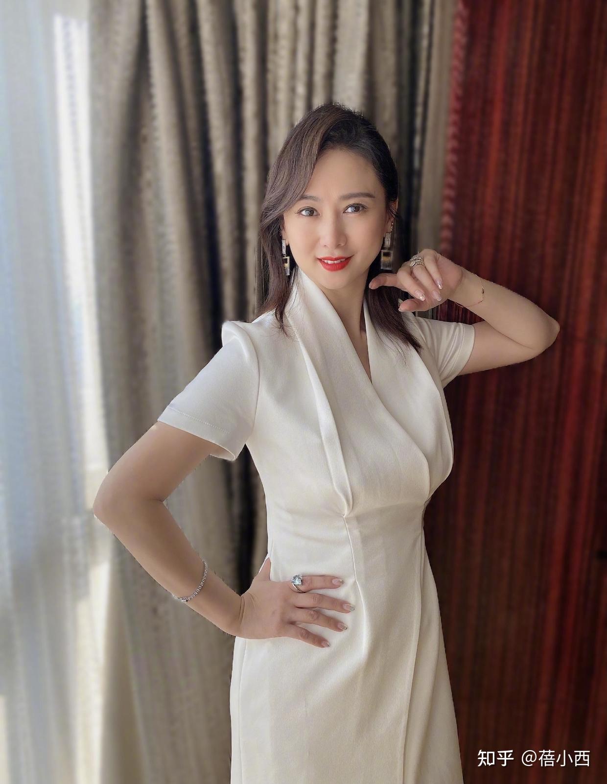 60后女性真不能太瘦看翁虹的微肉感身材穿抹胸裙格外高贵性感