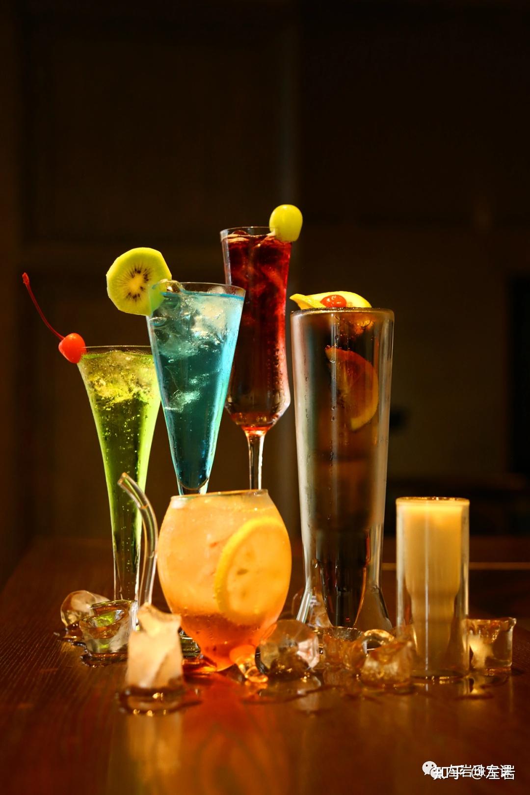 其最早就是在50年代国外兴起的鸡尾酒派对或晚宴上配戴的戒指,造型