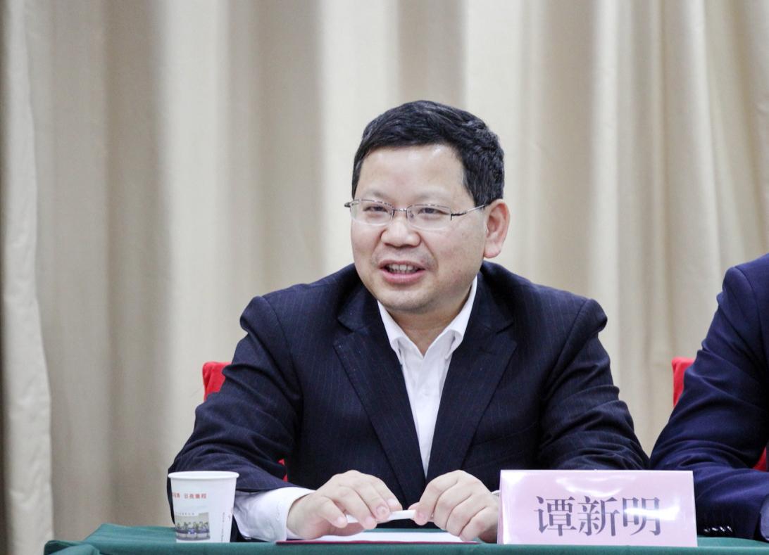 湖南远大建工董事长,长沙远大住工副总裁谭新明作为双方签约代表,宏盛