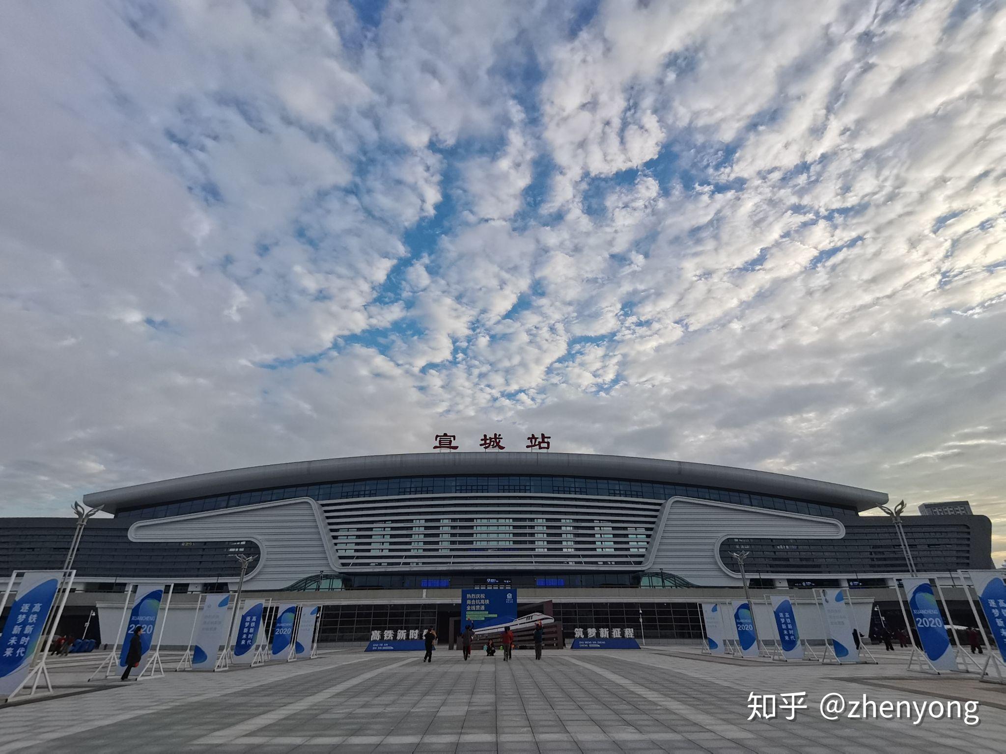 高铁站宣纸故乡正是早上,路过早点摊,品种很多.左边那个吃了点好吃