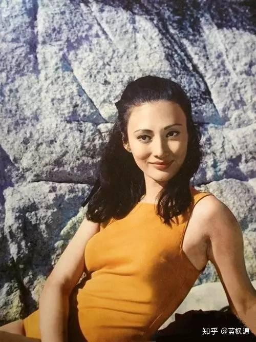 他的母亲是60年代邵氏电影的著名影星石燕,1974年出生的冯德伦,算是