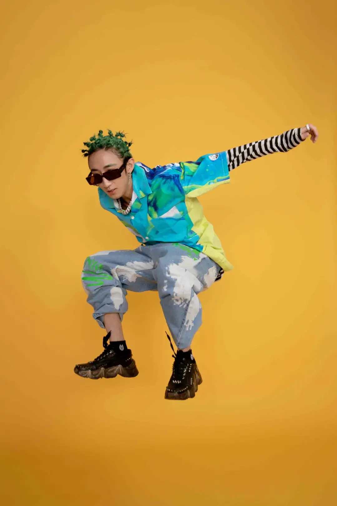 a咔咔的《对不起,我想你》就是这样一首情歌,一男一女,一人一句的对唱