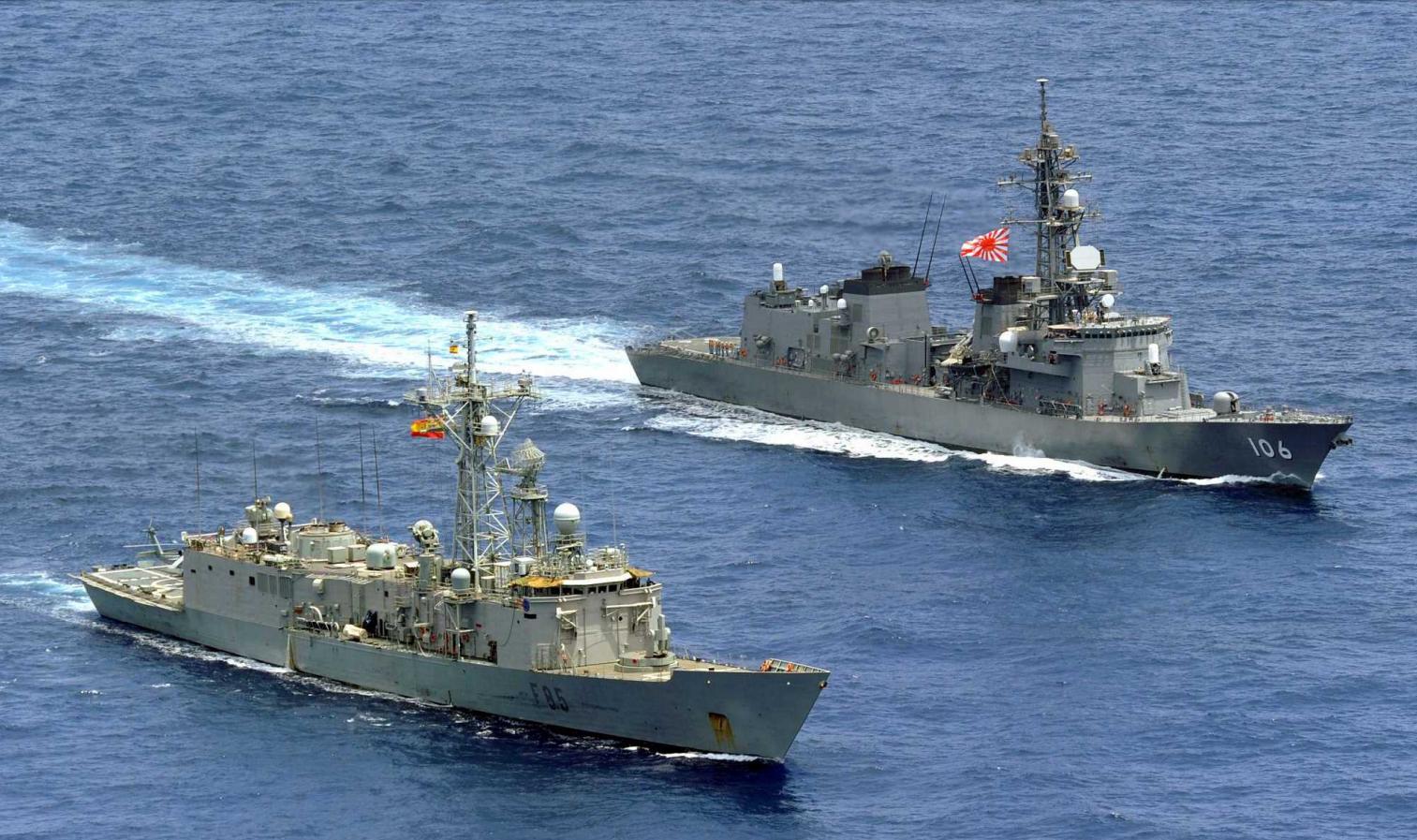 实施反海盗共同训练的"五月雨"号驱逐舰和"纳瓦拉"号护卫舰实施反海盗