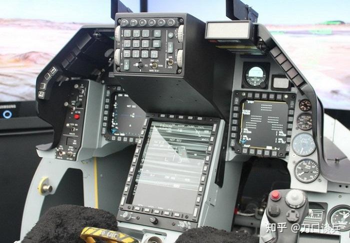 枭龙双座战斗机座舱亮相 全玻璃化配置豪华 水平已超过f16v座舱