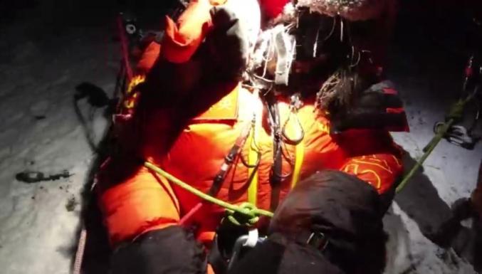 珠峰攀登者放弃登顶花费 10000 美元救起濒死女子，获救者只愿承担四成费用，如何评价这一行为？