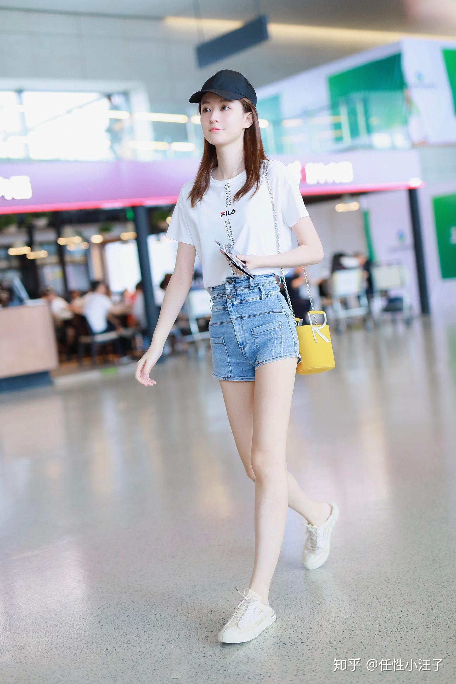 夏天就是t恤配上牛仔短裤简单中透着各种搭配的小巧思