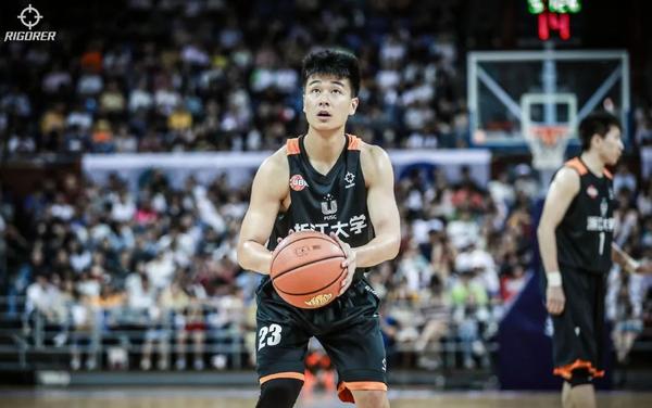 下昊天的武器库 跟众多nybo小球员一样 5岁那年 何昊天就开始练习篮球