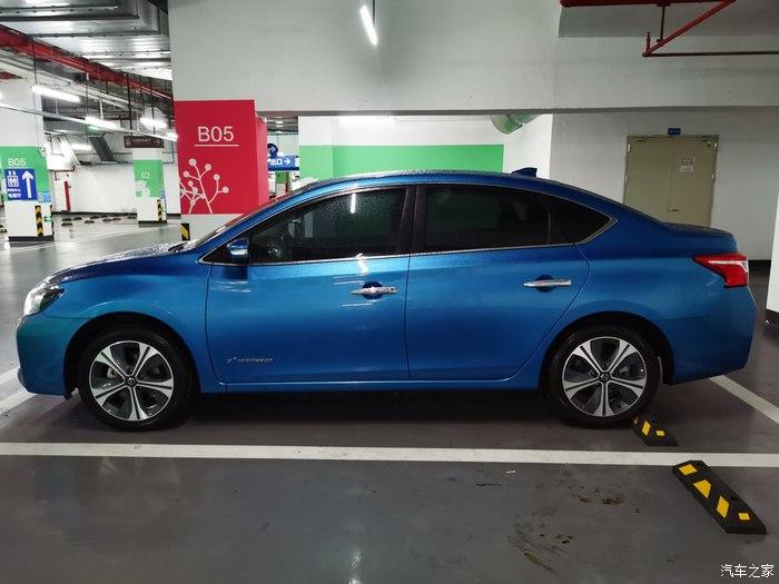 特别喜欢"v"型镀铬的蓝色装饰,除了好看,也因为轩逸纯电的充电口就在