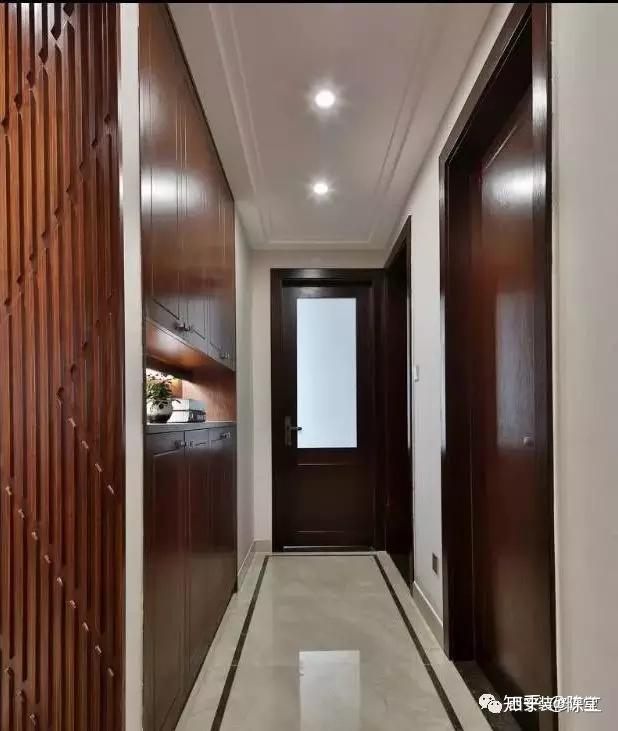 室外过道正对入户门,室内走廊较长,如何装修? - 知乎