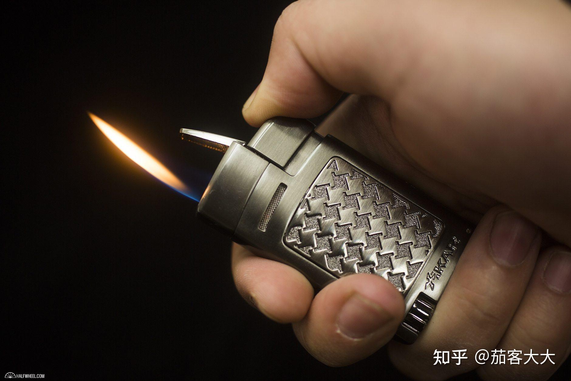 点燃雪茄轻柔火焰与喷射式火焰打火机的比较