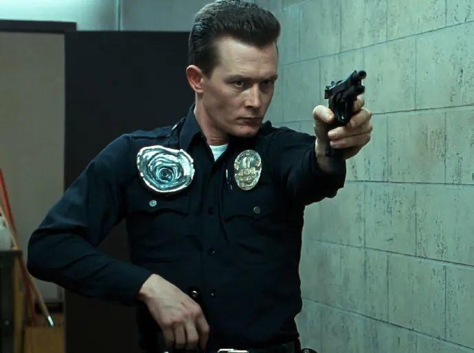 为何当年终结者2审判日要将反派设定为警察形象